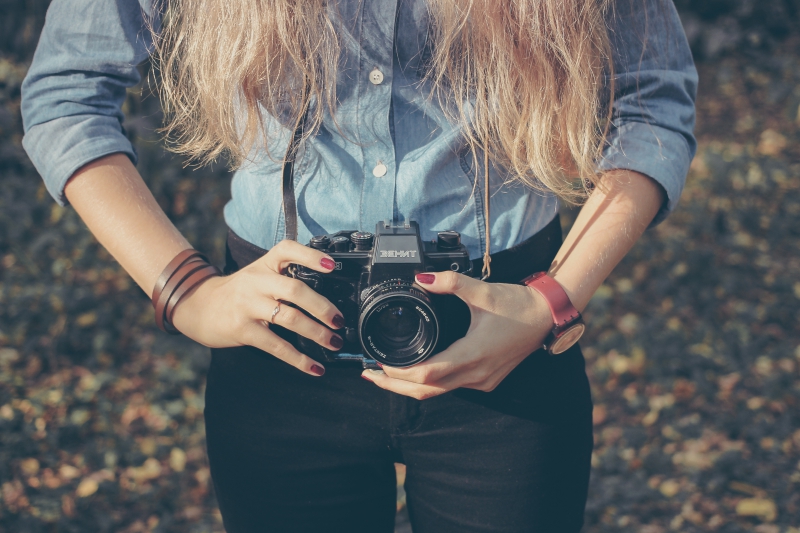 photographe-TENDE-min_hand-person-girl-woman-camera-photography-614-pxhere.com